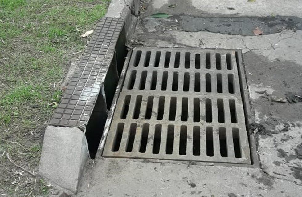 Un niño quedó atrapado en una boca de tormenta en San Luis y fue rescatado por vecinos y bomberos