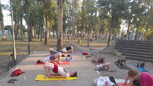 Taller de yoga en espacios públicos de Rafaela
