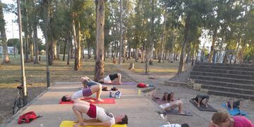 Taller de yoga en espacios públicos de Rafaela