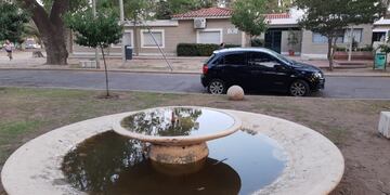 La fuente se encuentra entre la Dirección de Espacios Verdes de la Municipalidad y el Centro Cultural Manuel de Falla.