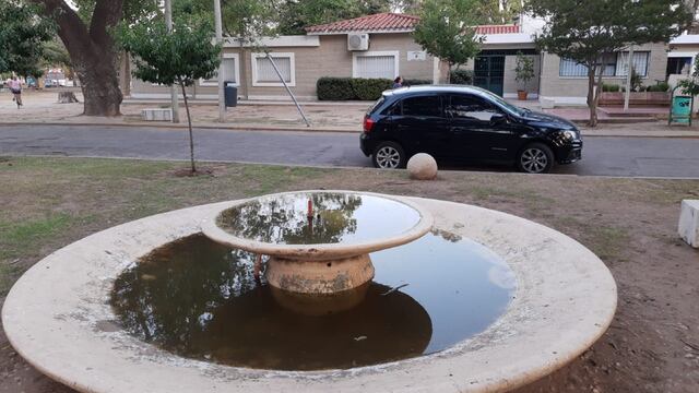 La fuente se encuentra entre la Dirección de Espacios Verdes de la Municipalidad y el Centro Cultural Manuel de Falla.