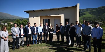 El IPVyDU y el Municipio concretaron la entrega de siete viviendas y confirmaron más proyectos en toda la provinci