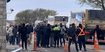 Desde hace una semana hay cortes de ruta por parte de transportistas. Y la tensión aumenta.