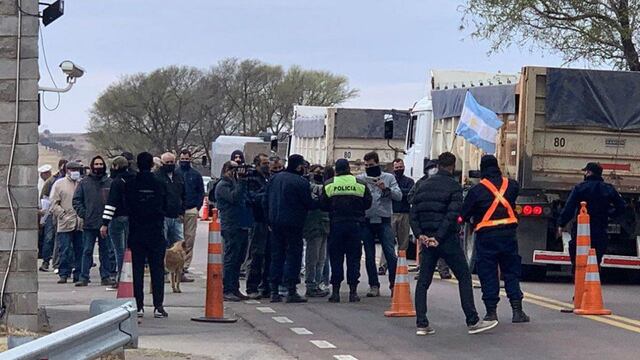 Desde hace una semana hay cortes de ruta por parte de transportistas. Y la tensión aumenta.