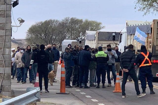 Desde hace una semana hay cortes de ruta por parte de transportistas. Y la tensión aumenta.
