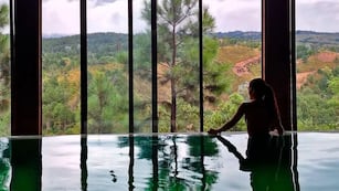 Un spa ofrece sumergirse en piletas de agua de vertiente calefaccionadas.