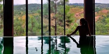 Un spa ofrece sumergirse en piletas de agua de vertiente calefaccionadas.