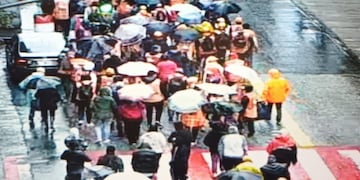 Naranjitas de Córdoba marchan bajo la lluvia.
