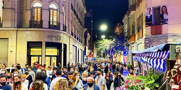 La calle Córdoba se llenó en el estreno del proyecto de la Municipalidad y comerciantes.