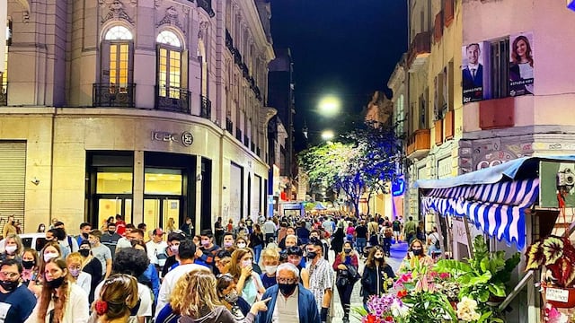La calle Córdoba se llenó en el estreno del proyecto de la Municipalidad y comerciantes.