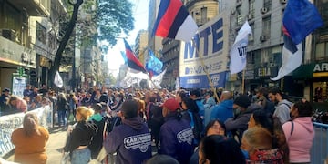 La marcha se desarrolla en avenida General Paz, frente a la Cámara de Comercio de Córdoba.