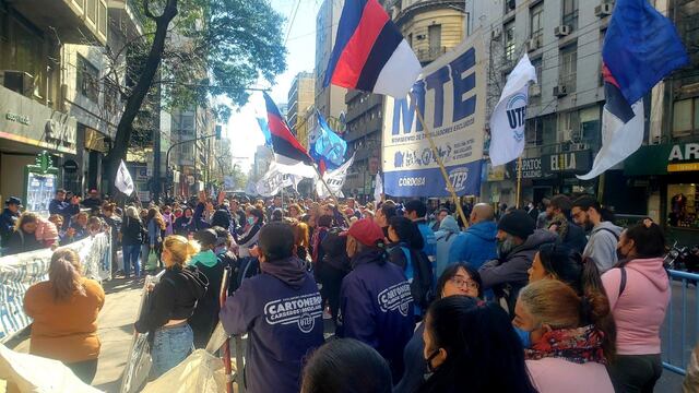 La marcha se desarrolla en avenida General Paz, frente a la Cámara de Comercio de Córdoba.