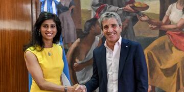 El ministro de Economía, Luis Caputo, y la subdirectora gerente del FMI, Gita Gopinath.  (Gentileza)