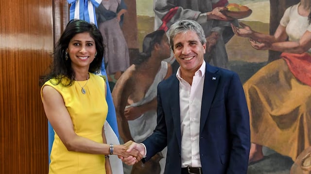 El ministro de Economía, Luis Caputo, y la subdirectora gerente del FMI, Gita Gopinath.  (Gentileza)