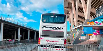 Así quedó el colectivo de Instituto, en el Kempes, tras la rotura del amortiguador que causó una explosión (ESPN).