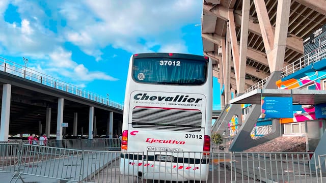 Así quedó el colectivo de Instituto, en el Kempes, tras la rotura del amortiguador que causó una explosión (ESPN).