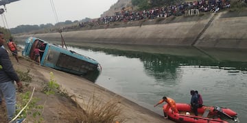 Un autobús con 50 pasajeros cayó a un canal en Madhya Pradesh, en centro de India. (Uma Shankar MISHRA / AFP)