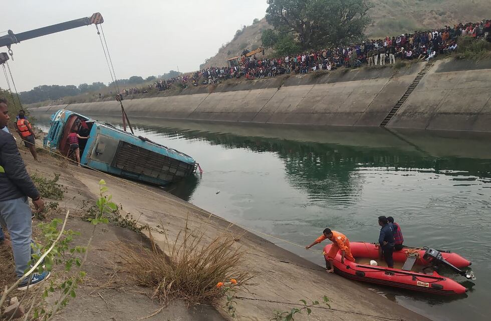 Tragedia en India: aumentan a 45 los muertos tras la caída de un micro en un canal