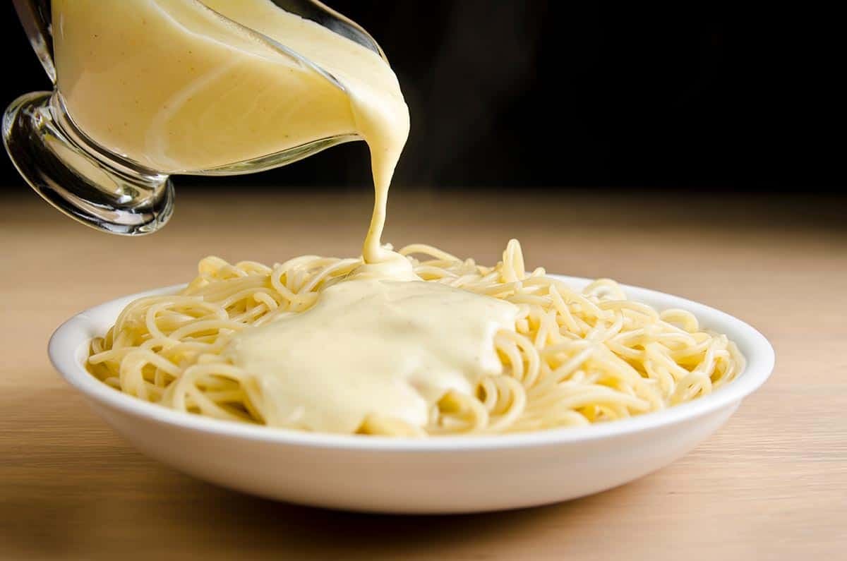 Ingredientes y receta detallada para una salsa blanca liviana