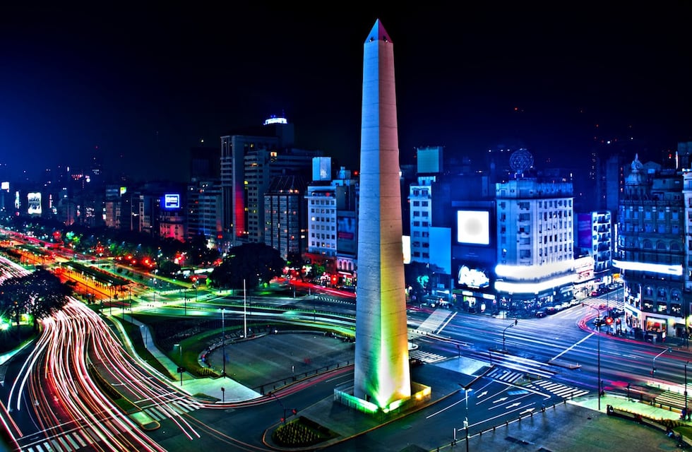 El polémico proyecto que está en espera para transformar el Obelisco: un ascensor gigante para llegar a su punta