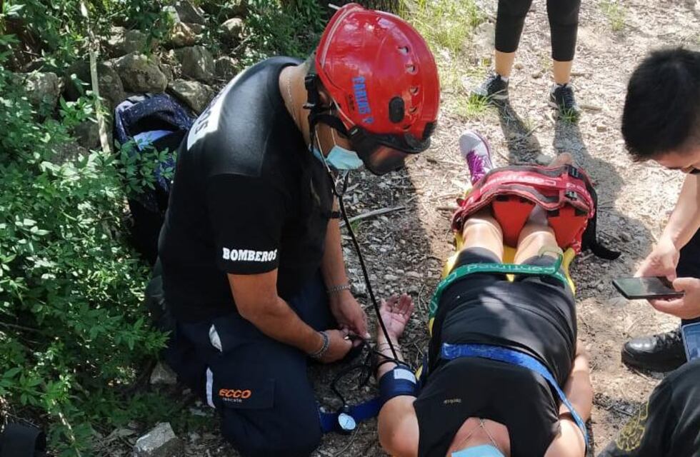 Accidente en la cascada Los Hornillos: una mujer debió ser asistida por la Policía