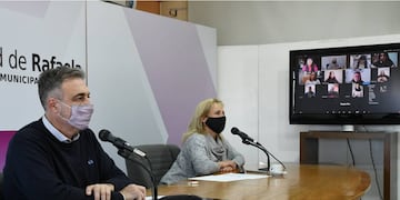 Luis Castellano y Mariana Andereggen, en diálogo con estudiantes universitarios por videoconferencia