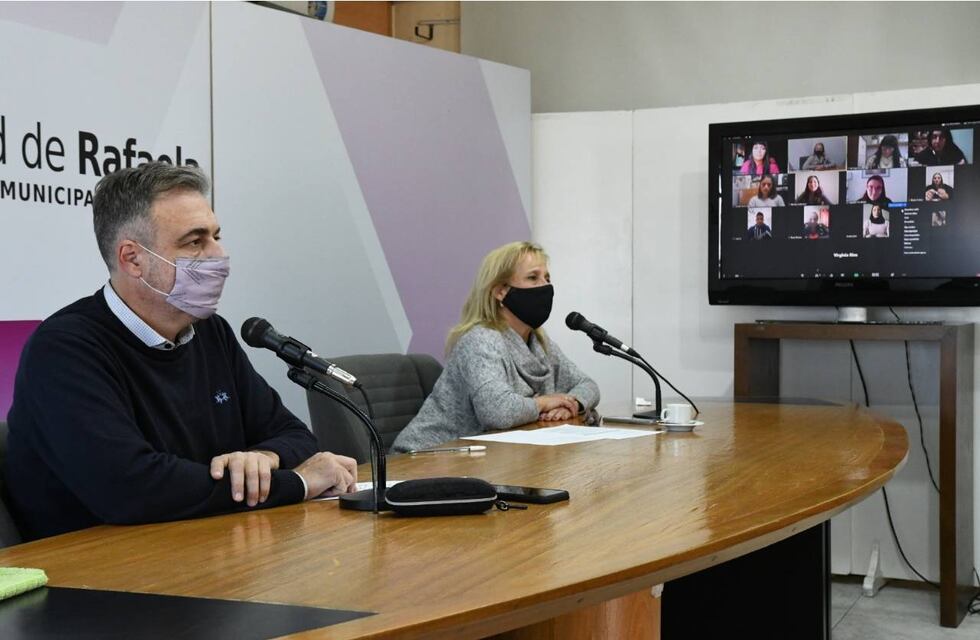 Luis Castellano, “orgulloso” de los estudiantes universitarios becados