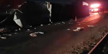 Choque de camiones en Dalmacio Vélez. (Radio Con Vos / Captura de Facebook)