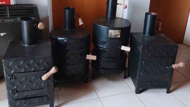 Estudiantes fabrican estufas a leña con elementos reciclados y las donan a los necesitados