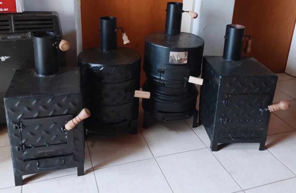 Estudiantes entrerrianos fabrican estufas a leña con elementos reciclados y las donan a los necesitados