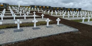 El cementerio Darwin, en las Islas Malvinas, donde yacen los cuerpos de los soldados argentinos muertos en combate (Foto de dpa)
