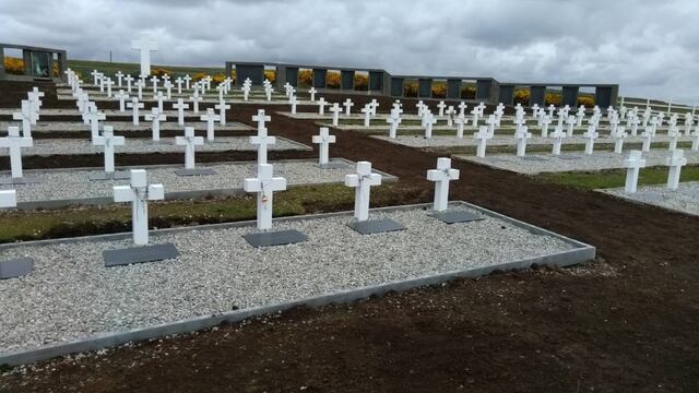 El cementerio Darwin, en las Islas Malvinas, donde yacen los cuerpos de los soldados argentinos muertos en combate (Foto de dpa)