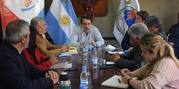 El concejal Lisandro Aguiar encabezó la reunión de los ediles capitalinos con el secretario Marenco, para avanzar en un proyecto para declarar a la ciudad en "emergencia funeraria".