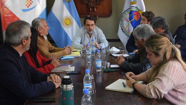 El concejal Lisandro Aguiar encabezó la reunión de los ediles capitalinos con el secretario Marenco, para avanzar en un proyecto para declarar a la ciudad en "emergencia funeraria".