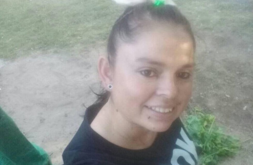 Mataron a puñaladas a una joven en Carcarañá y buscan a su ex por el femicidio