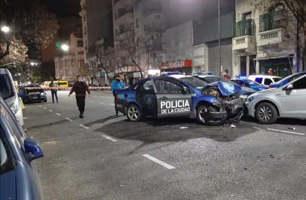 Persecución y choque en Balvanera: el conductor y dos policías resultaron heridos