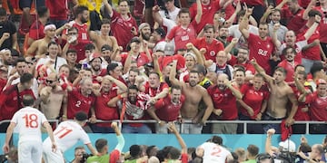 Un hincha suizo mostró un tatuaje de Diego Maradona.