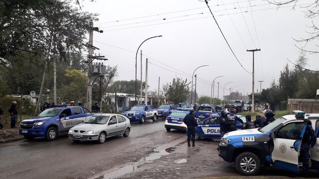 Un gran procedimiento se desató, luego de que vecinos agredieran a un grupo de policías.