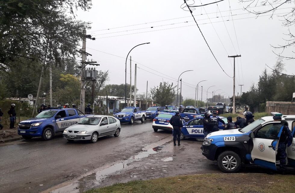 Barrio Los Filtros: vecinos peleaban, intervino la Policía y robaron un arma reglamentaria