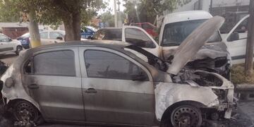 Autos incendiados frente a la Comisaría 12ª de Rosario.