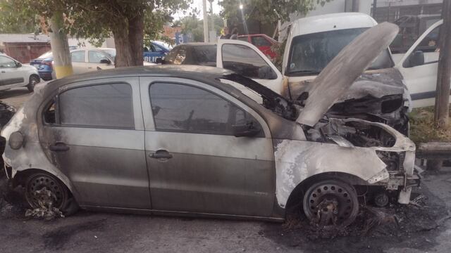 Autos incendiados frente a la Comisaría 12ª de Rosario.