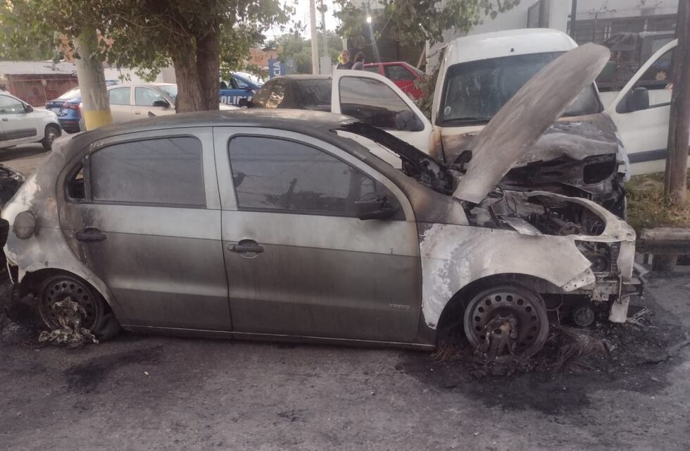 Ataque a una comisaría de Rosario: tiraron una bomba molotov e incendiaron varios autos
