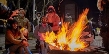Mujeres desocupadas acampan frente a la Casa de Gobierno de Santa Cruz