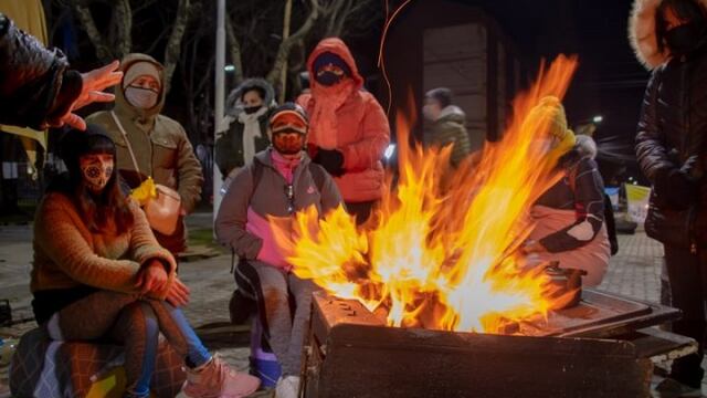 Mujeres desocupadas acampan frente a la Casa de Gobierno de Santa Cruz