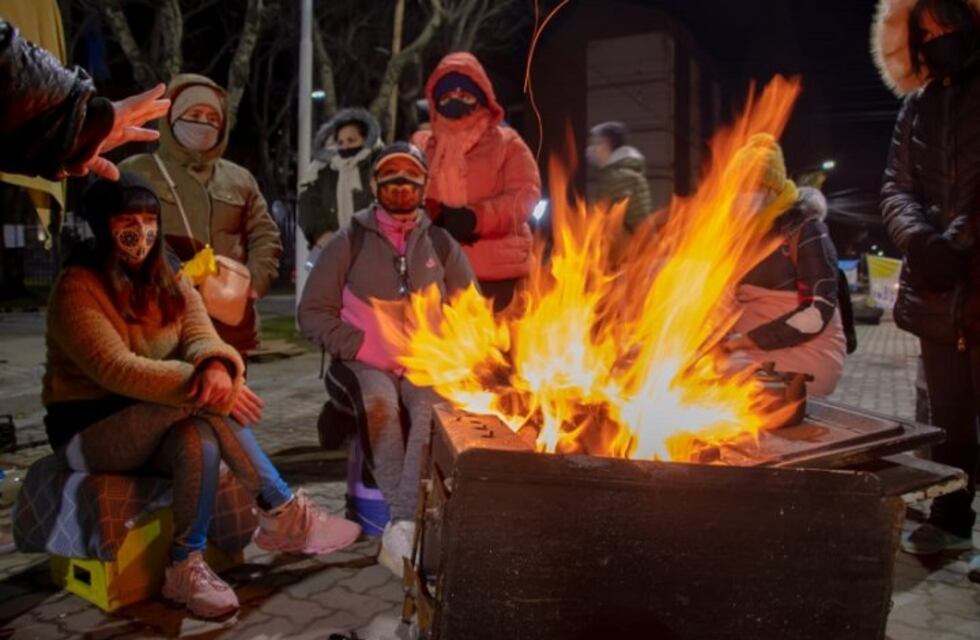 Mujeres desocupadas acampan frente a la Casa de Gobierno de Santa Cruz