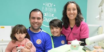 Conoce a la odontóloga sanjuanina que le devuelve la sonrisa a los que menos tienen .