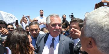 Alberto Fernández, entre los pedidos del kirchnerismo y de los movimientos sociales, para definir su candidatura para el 2023.