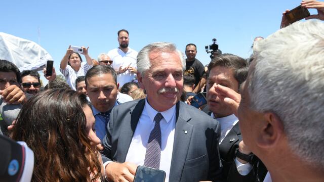 Alberto Fernández, entre los pedidos del kirchnerismo y de los movimientos sociales, para definir su candidatura para el 2023.