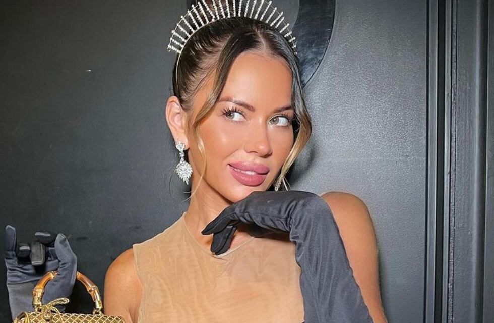 Karina Jelinek se levantó el buzo que llevaba puesto, y sin nada debajo, dejó ver de más