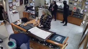 Los maleantes amenazaron a clientas y se pelearon con el dueño.